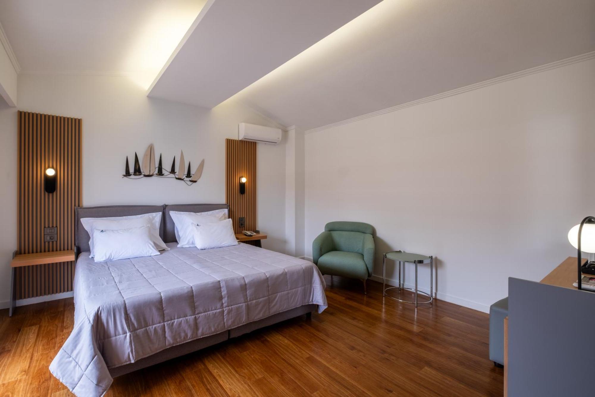 Tweepersoonskamer met 1 of 2 Bedden en Gedeeltelijk Uitzicht op Zee